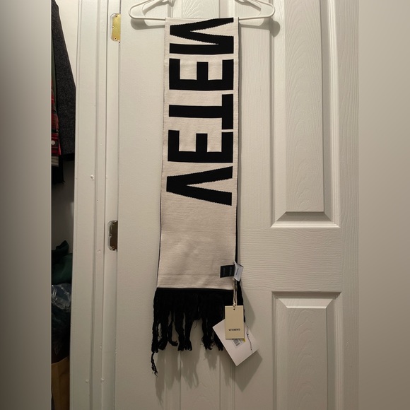 Vetements Scarf - Picture 4 of 7